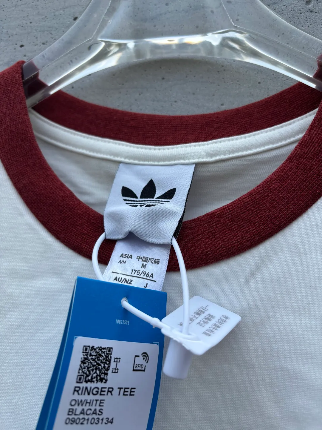 𝟬𝟱𝟰𝟰#Exclusive real shot/difference between various stolen pictures and online version on the market [𝗮𝗱𝗶𝗱𝗮𝘀Adidas Clover & Wang Hexi Same Style Contrast Retro T-shirt] ✅This Retro contrast T-shirt directly brings out the American Retro feel. Classic round neck contrast hemming design, white and red Dark Gray is available in two colors, no matter the skin color or body shape, the same style for men and women can be easily chosen as a couple's style! . ✅ Original mold opening, pure original/tag washed wheat ribbon individually coded/full set of 1:1 customized accessories ➕Customized three-label ➕𝗬𝘂𝗮𝗻 version of the tag ➕𝗹𝗼𝗴𝗼 packaging bag🔥 ➕Scan the QR code to enter the official website. Complete with three labels! Perfect Quality! Highly recommended! ✅Top version, ins Xiaohongshu Kuaishou = lots of bloggers’ outfits. ✅Adi’s absolute Hot Sale star Same Style details are online, feel free to compare! The iconic Adidas logo embellishes the chest, highlighting the brand's charm. Fixed color and classic three-bar stripes, classic will never go out of style! Versatile is not picky, the original model is perfect for the upper body, so buy it with your eyes closed! ✅Easily adaptable to various sports or daily leisure scenes. Whether you are running for fitness or hanging out on the street, it can keep you full of energy without losing the sense of fashion. ✅Complete sizes to meet the needs of different body shapes! Color; White Size S-XXL